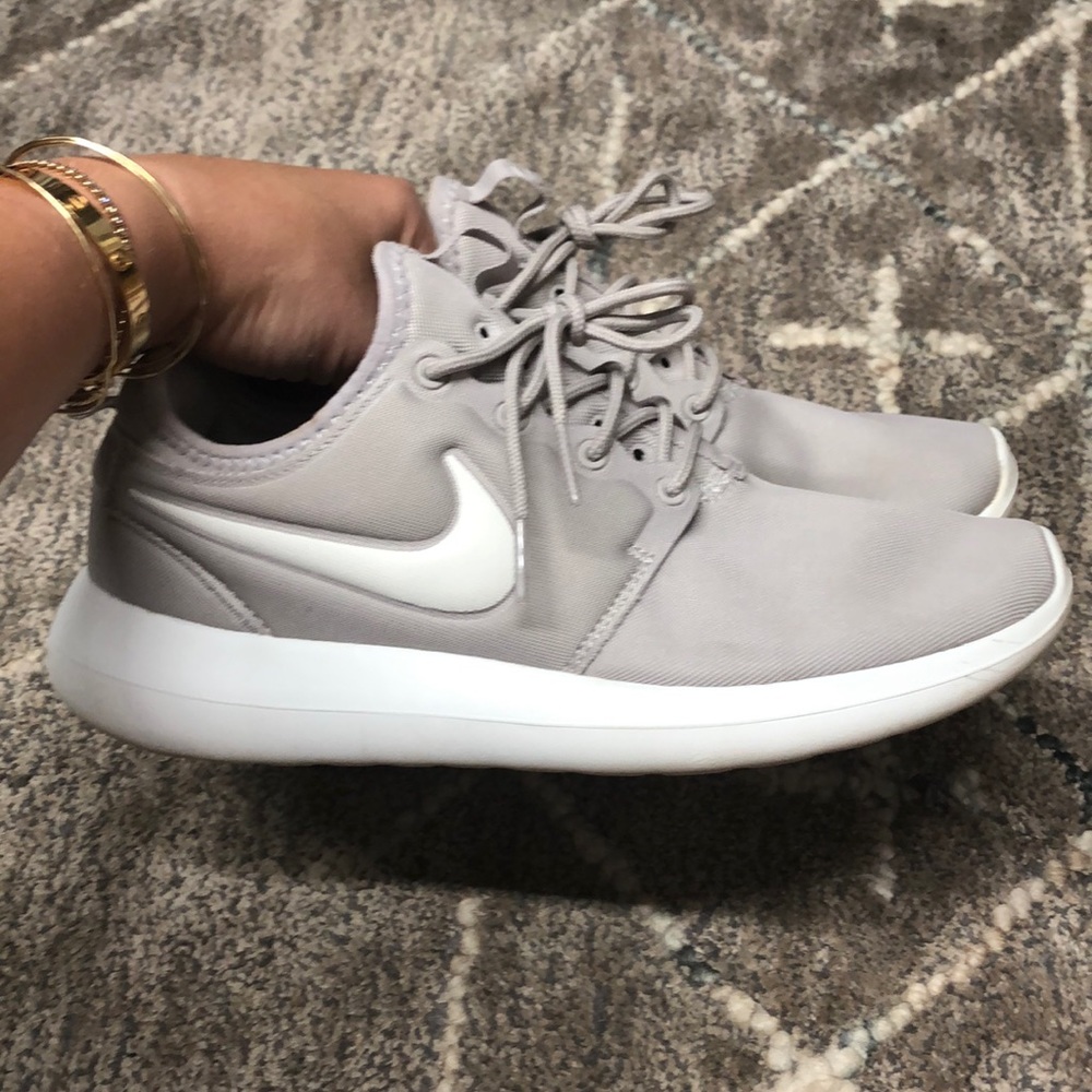 Nike women’s tennis shoes